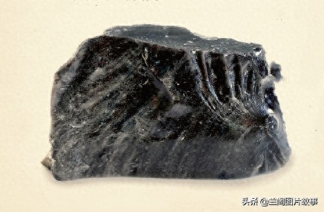 珊瑚石来源于多种珊瑚虫的外壳骨骼，人们曾相信它具有魔力